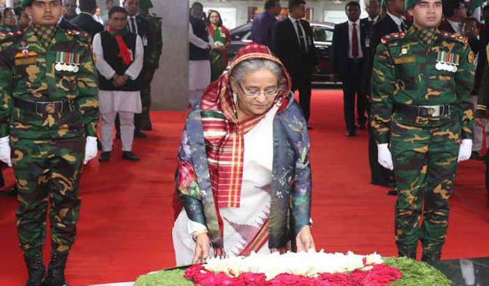 স্বদেশ প্রত্যাবর্তন দিবসে বঙ্গবন্ধুর প্রতিকৃতিতে প্রধানমন্ত্রীর শ্রদ্ধা