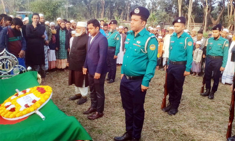 রাষ্ট্রীয় মর্যাদায় বীর মুক্তিযোদ্ধা ওমর আলীর দাফন সম্পন্ন