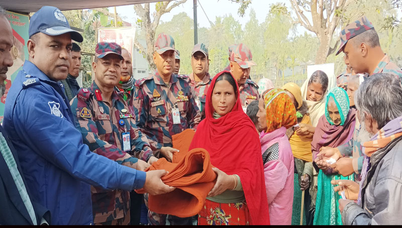 হাতীবান্ধায় বিজিবি'র শীতবস্ত্র বিতরণ