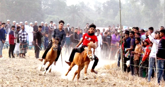 বিরামপুরে গ্রাম বাংলার ঐতিহ্যবাহী ঘোড়া দৌড় প্রতিযোগিতা অনুষ্ঠিত