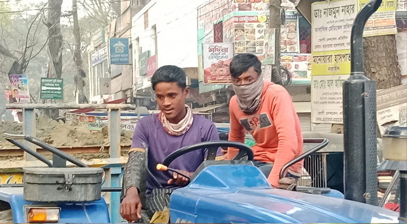 সরাইলে মহেন্দ্র ট্রাক্টর চালাচ্ছে শিশু-কিশোর, বাড়ছে দুর্ঘটনার ঝুঁকি