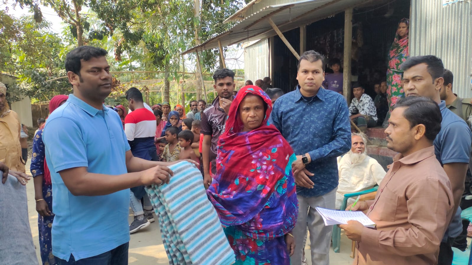 গোয়ালন্দে শীতার্তদের মাঝে ইউএনও'র কম্বল বিতরণ