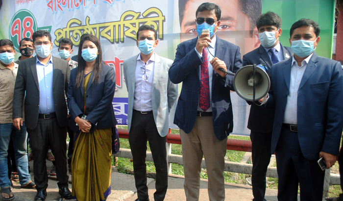 মাক্স ব্যবহার না করলে সেবা দেয়া হবে না: বরিশাল জেলা প্রশাসক