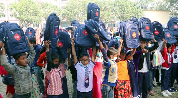 শিক্ষা উপকরণ পেয়ে নওগাঁর ৬’শ দরিদ্র ও মেধাবী শিক্ষার্থীর উচ্ছ্বাস