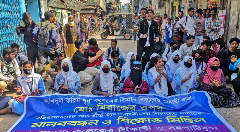 পটুয়াখালীতে শিক্ষার্থীর ওপর হামলার প্রতিবাদে সড়ক অবরোধ, মানববন্ধন !