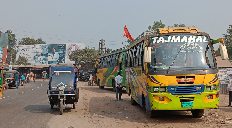 রাজবাড়ী-কুষ্টিয়া রুটে বাস চলাচল শুরু, ৪১ ঘণ্টা পর স্বাভাবিক অবস্থা