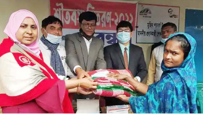 ধামইরহাটে শতাধিক পরিবারে শীতবস্ত্র বিতরণ