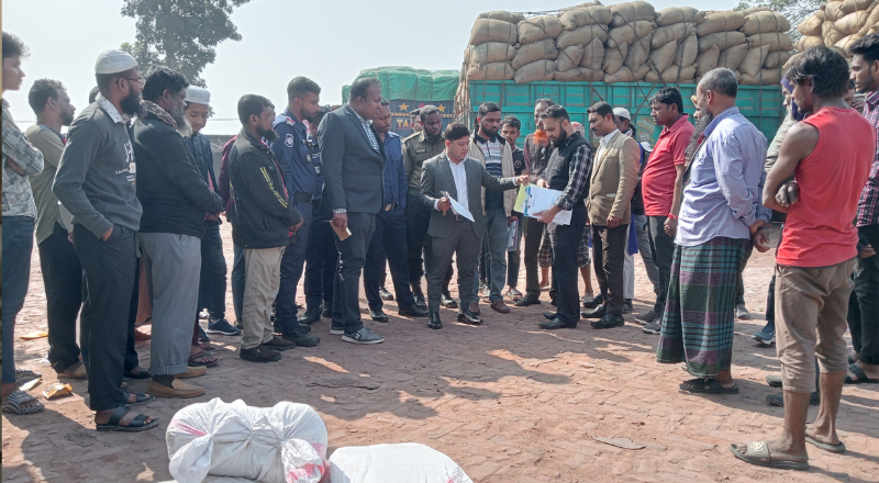 ডাসারে অবৈধ পলিথিন জব্দ, গাড়ি সুপারভাইজারকে জরিমানা