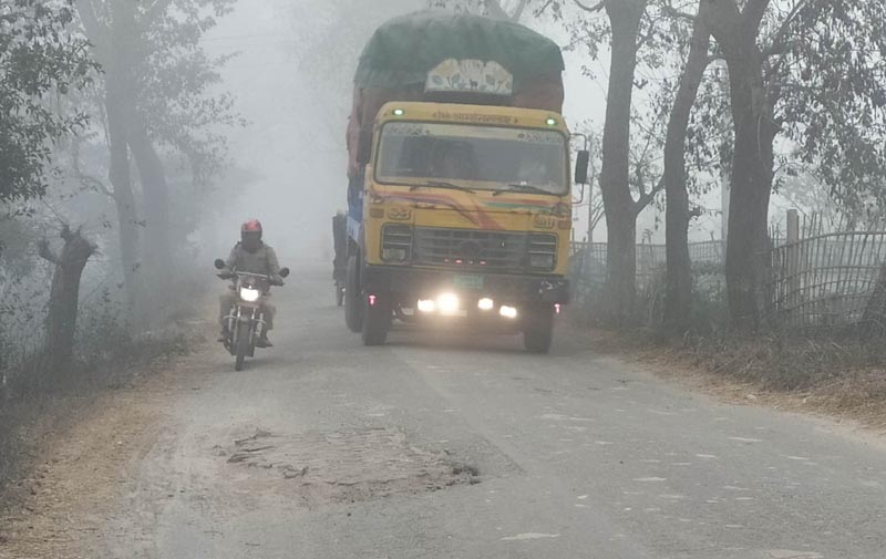 ঘন কুয়াশার চাদরে ঢাকা হিলি বিপাকে নিন্ম আয়ের মানুষ