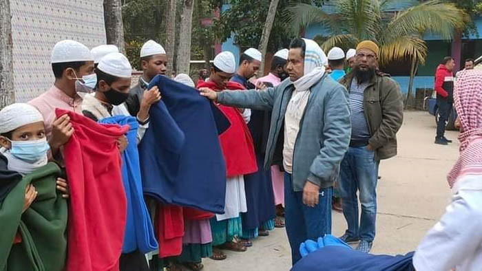 শ্যামনগরে প্রধানমন্ত্রী শেখ হাসিনার উপহার শীতের কম্বল বিতরণ