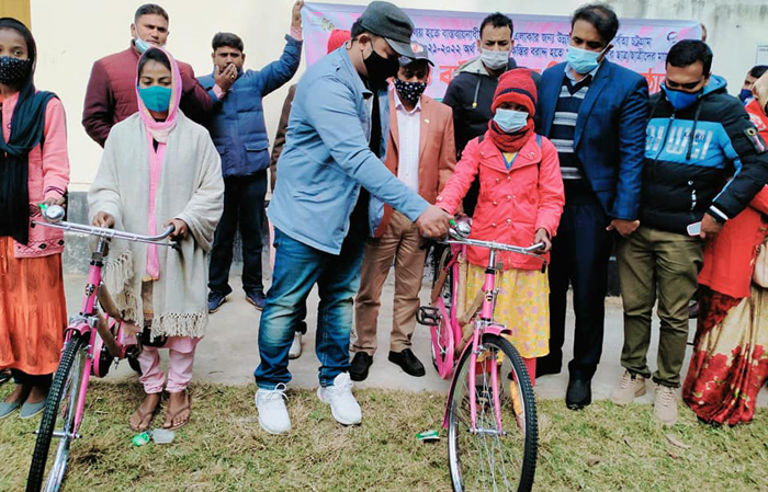 নবাবগঞ্জে ক্ষুদ্র নৃ-গোষ্ঠী শিক্ষার্থীদের মাঝে বাইসাইকেল বিতরণ