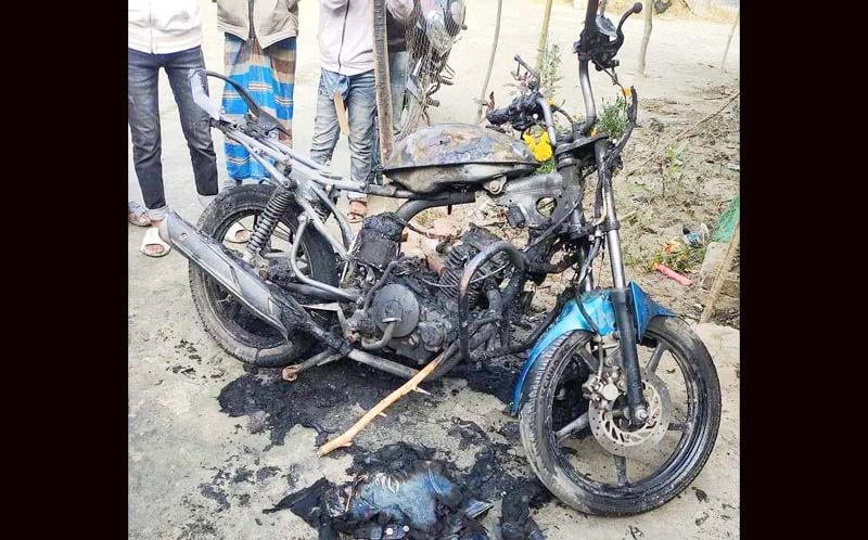 রাজাপুরে ব্যবসায়ীর মোটর সাইকেলে দুর্বৃত্তদের আগুন