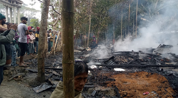 উজিরপুরে বসতঘরে রহস্যজনক অগ্নিকান্ড