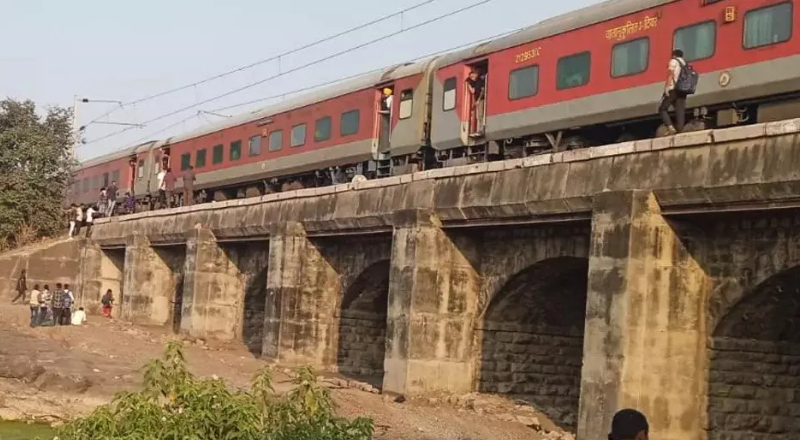 আগুনের গুজবে ট্রেন থেকে ঝাঁপ, কাটা পড়ে ১১ জনের মৃত্যু