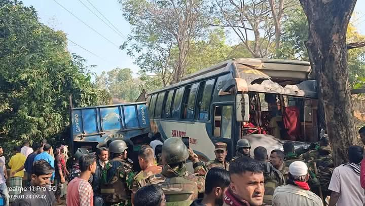 মানিকছড়িতে পিকনিক বাস-ট্রাক সংঘর্ষে আহত ১৫ জন