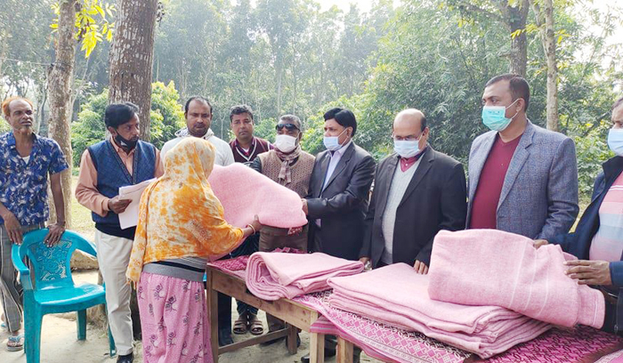 লালপুর ভূমিহীনদের মাঝে কম্বল বিতরণ