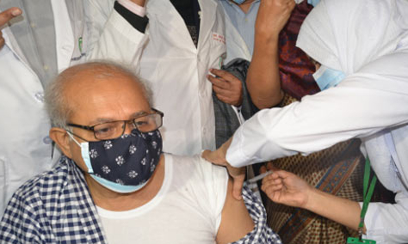 করোনার টিকা নিলেন বিএসএমএমইউর ভিসি