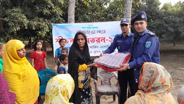 ঘোড়াঘাটে শীতার্তদের মাঝে জেলা পুলিশের শীত বস্ত্র বিতরণ