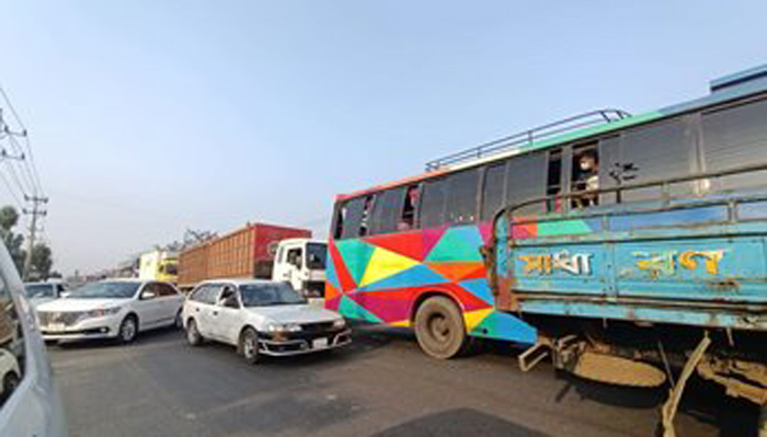 ঢাকা-চট্টগ্রাম মহাসড়কে যানজটে নাকাল বাসযাত্রীরা