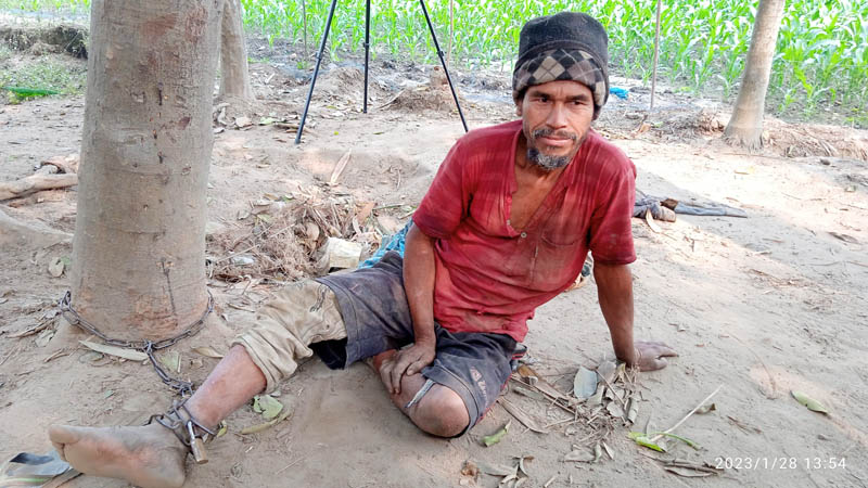 ৬ মাস ধরে শিকলে বাঁধা ছেলে, মানবিক সহায়তা চান- মা!