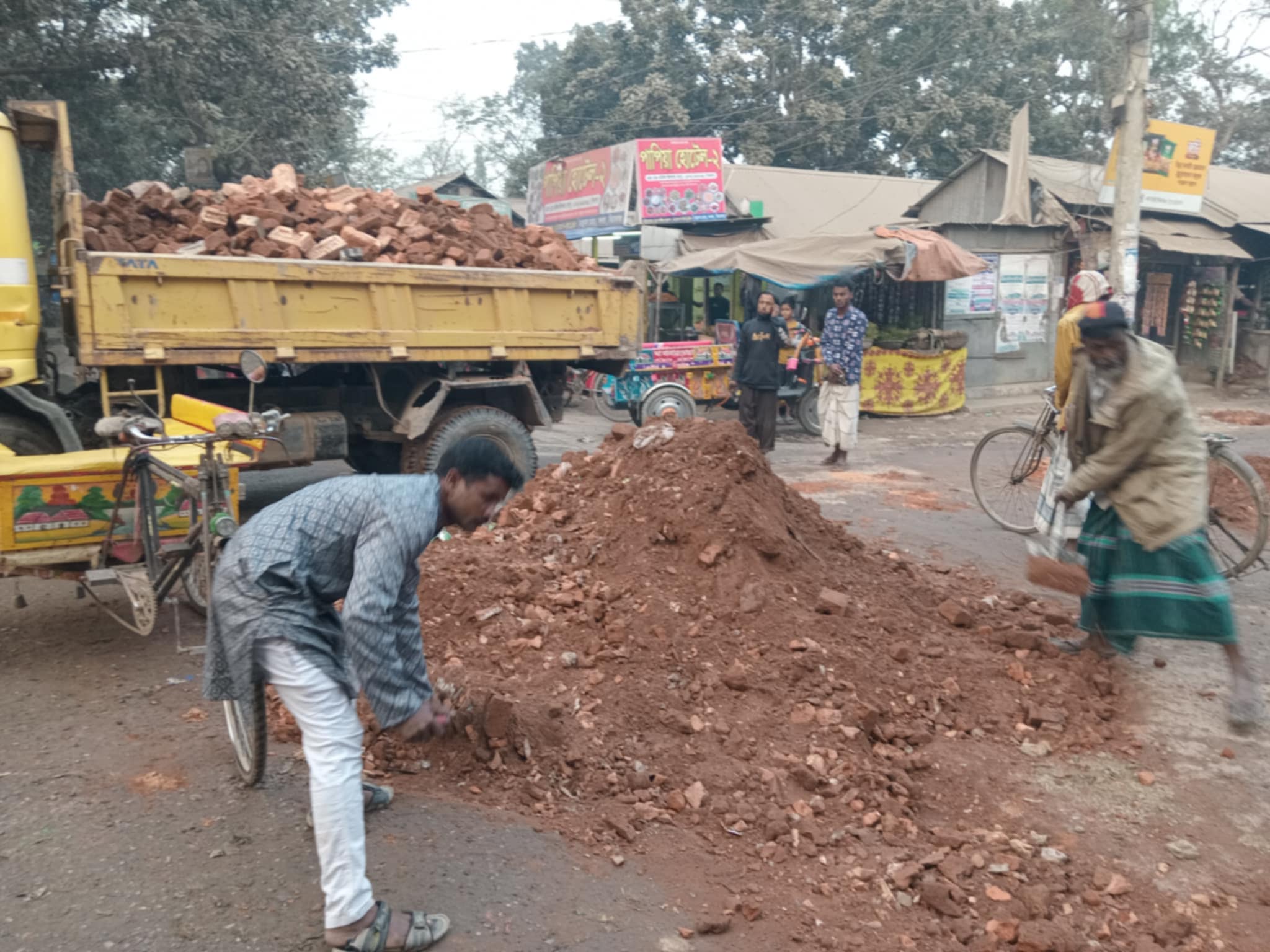 সলঙ্গায় নিজ অর্থায়নে রাস্তা মেরামত করলেন বিএনপি নেতা গোলাম হোসেন