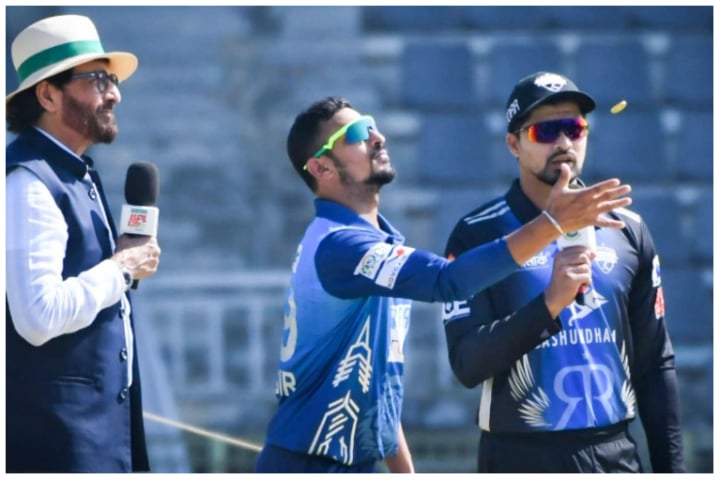 টসে হেরে ব্যাটিংয়ে ঢাকা