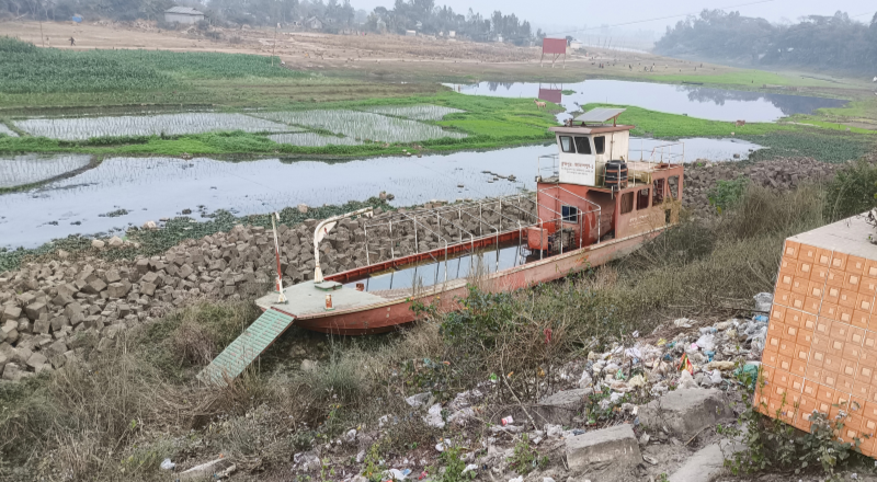 অবহেলায় নষ্ট হচ্ছে উদ্ধারকারী নৌকা, পানিতে ধ্বংস হচ্ছে সরকারি সম্পদ