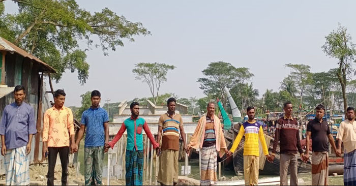 অপরিকল্পিত সেতু নির্মাণের প্রতিবাদে মহিপুরে মানববন্ধন