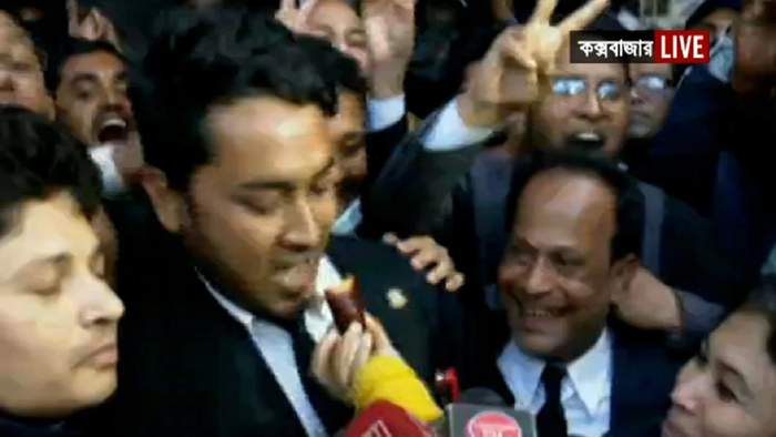 সিনহা হত্যার রায়: মিষ্টি খেয়ে আইনজীবীদের উল্লাস