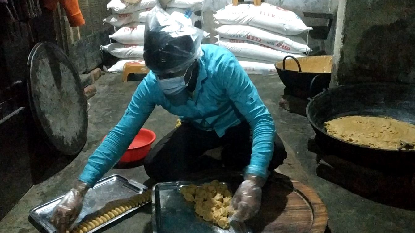 দুধ ও ক্ষীরের তৈরি রসনা বিলাশ নওগাঁর প্যারা সন্দেশ