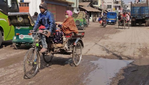 খানাখন্দে ভরা হিলি স্থলবন্দরের সড়ক চলাচলে চরম দুর্ভোগ