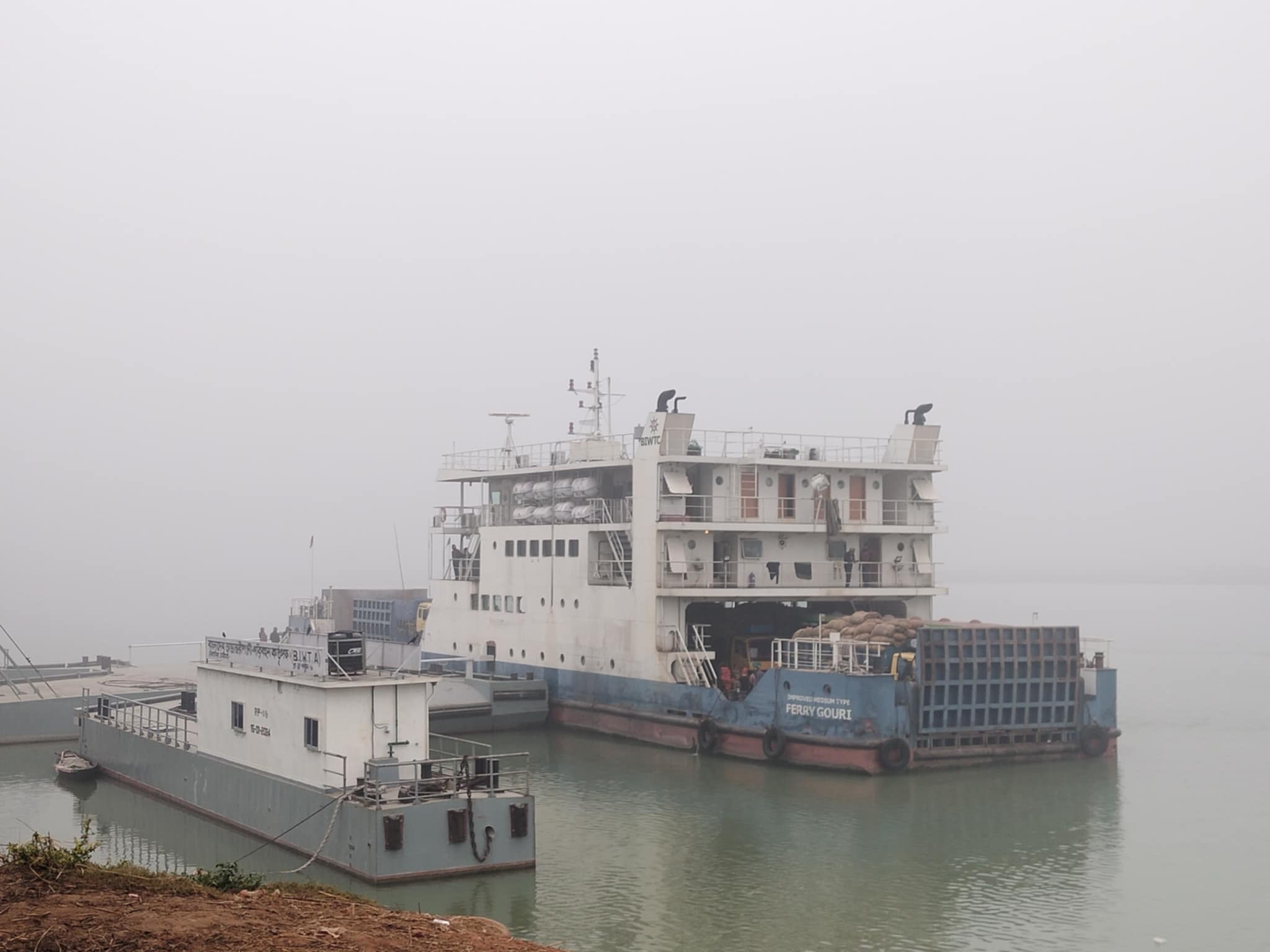 ঘন কুয়াশায় দৌলতদিয়া-পাটুরিয়া রুটে ফেরি বন্ধ, দুর্ভোগে যাত্রী