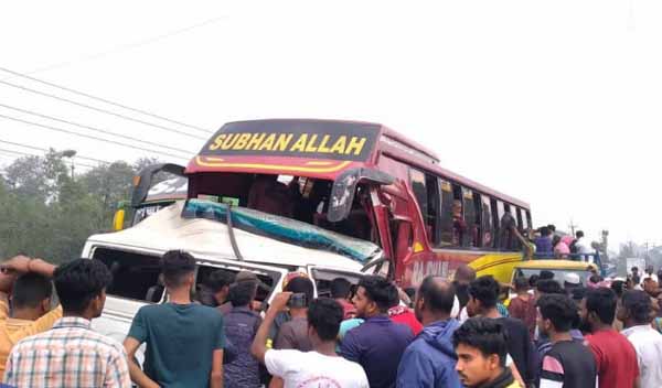 মানিকগঞ্জে সড়ক দুর্ঘটনায় মাইক্রোবাস চালক নিহত, আহত ১০