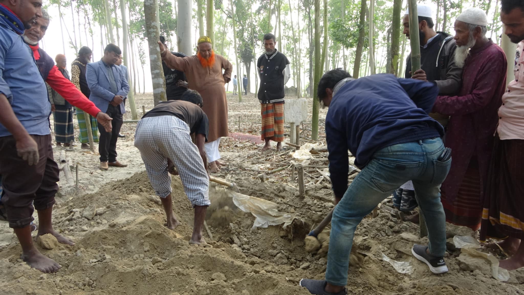 রায়গঞ্জে ছাত্র আন্দোলনে নিহত লেবুর লাশ উত্তোলন