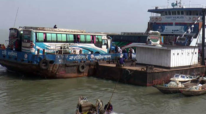 ভোলা-লক্ষ্মীপুর নৌরুটে নাব্য সংকট, ব্যাহত ফেরি চলাচল