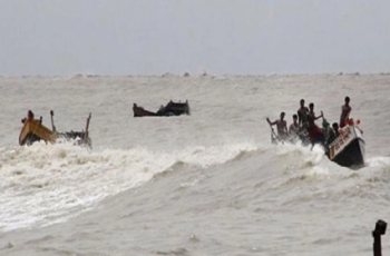 বঙ্গোপসাগরে ঝড়ের কবলে ১৮ ট্রলার ডুবি