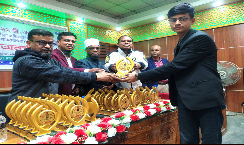হিলিতে ক্রীড়া প্রতিযোগিতায় বিজয়ীদের পুরস্কার বিতরণ