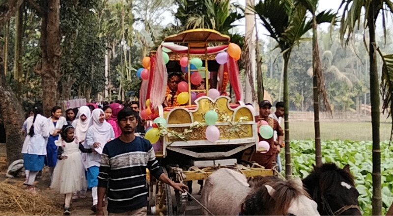 প্রধান শিক্ষককে ঘোড়ার টমটমে স্মরণীয় বিদায় জানাল শিক্ষার্থীরা