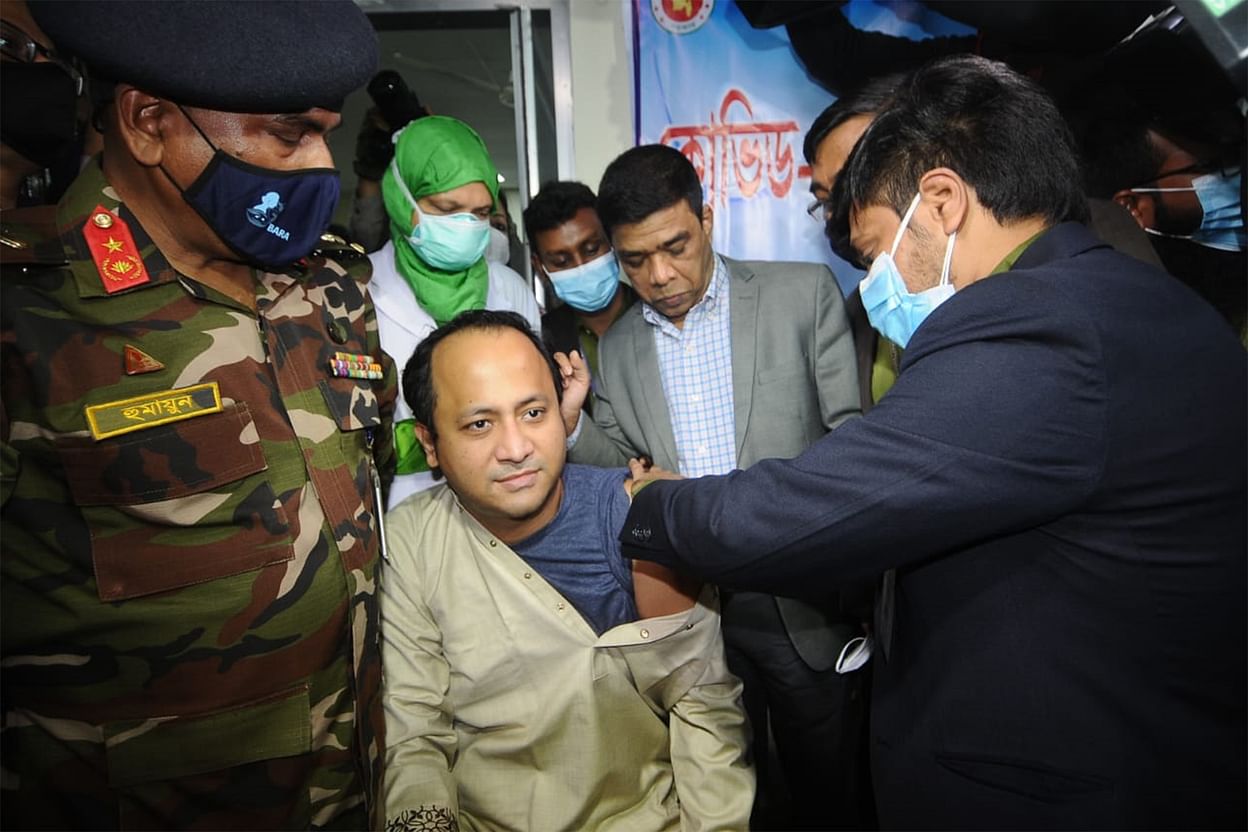 করোনার টিকা নিলেন শিক্ষা উপমন্ত্রী