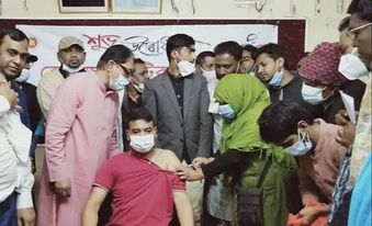 উল্লাপাড়ায় করোনার টিকাদান কার্যক্রমের উদ্বোধন