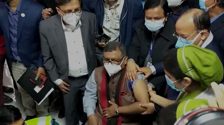 করোনার টিকা নিলেন স্বাস্থ্যমন্ত্রী জাহিদ মালেক