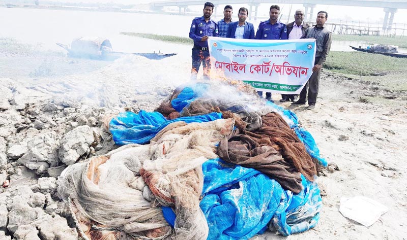 আশাশুনিতে ভ্রাম্যমান আদালতে ১০টি জাল আগুনে পুড়িয়ে বিনষ্ট