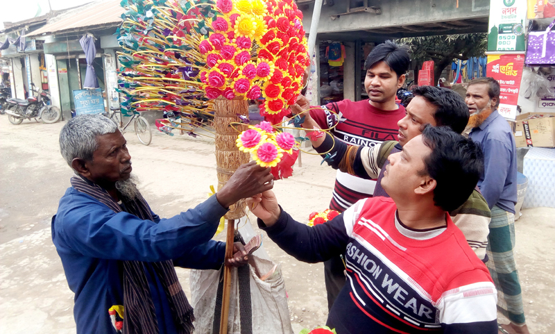 কাগজের ফুল বিক্রি করেই চলে হামিদের জীবন সংসার