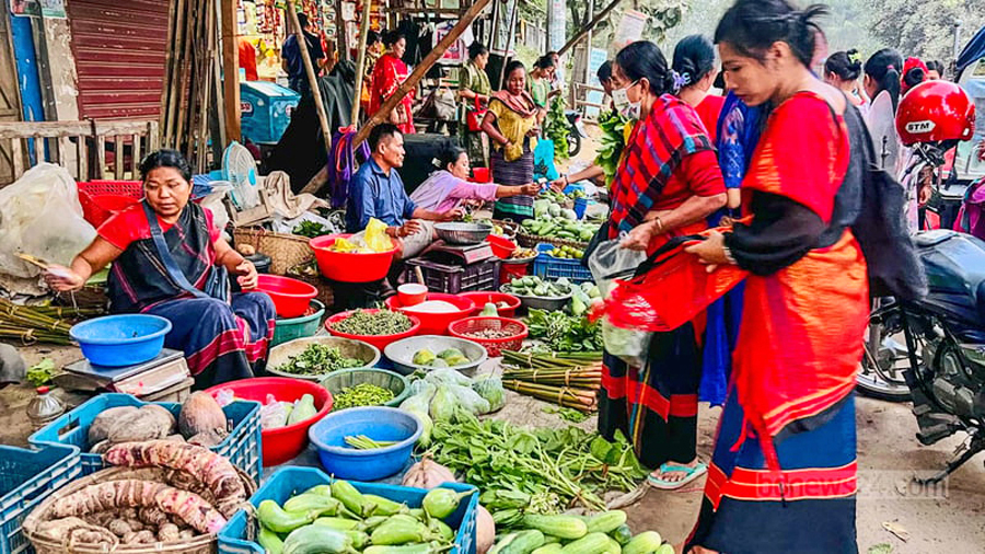 বোয়ালখালী বাজারে পাহাড়ি নারীদের শাক-সবজি বিক্রির বিশেষতা