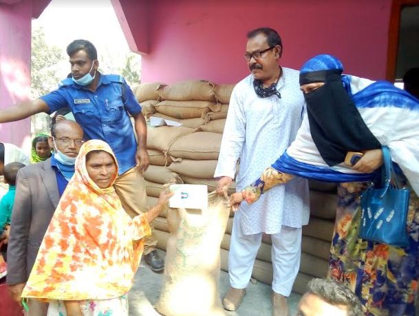 হাকিমপুরে  হতদরিদ্রদের মাঝে ভিজিডির চাল বিতরণ