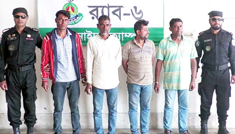 যানবাহন থেকে চাঁদাবাজীর সময় র‌্যাবের হাতে আটক ৪