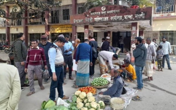 হাটে বাধা, ইউএনও অফিসের সামনে সবজি বাজার !