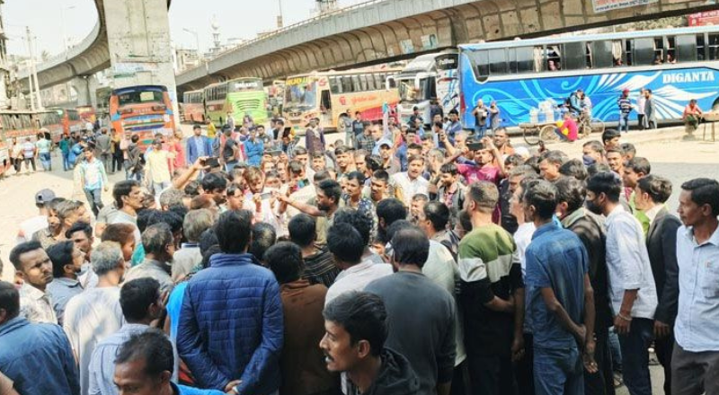 যেখানে-সেখানে যাত্রী তোলার দাবিতে সায়েদাবাদে অবরোধ