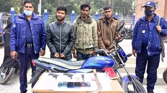 ফরিদপুরে তিন ছিনতাইকারী অস্ত্রসহ গ্রেফতার