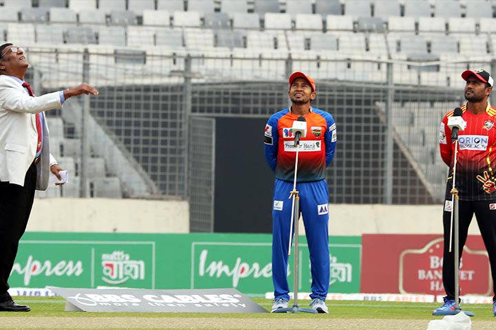 কুমিল্লা বিপক্ষে টস জিতে ফিল্ডিংয়ে খুলনা